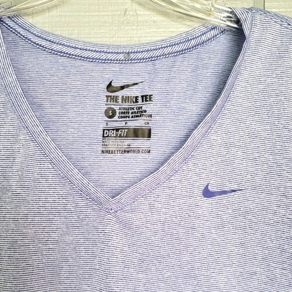The Nike Tee Athletic Cut Dri-Fit. Size S - Picture 3 of 6